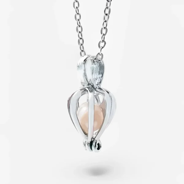 Oyster pearl necklace close-up by Stree World